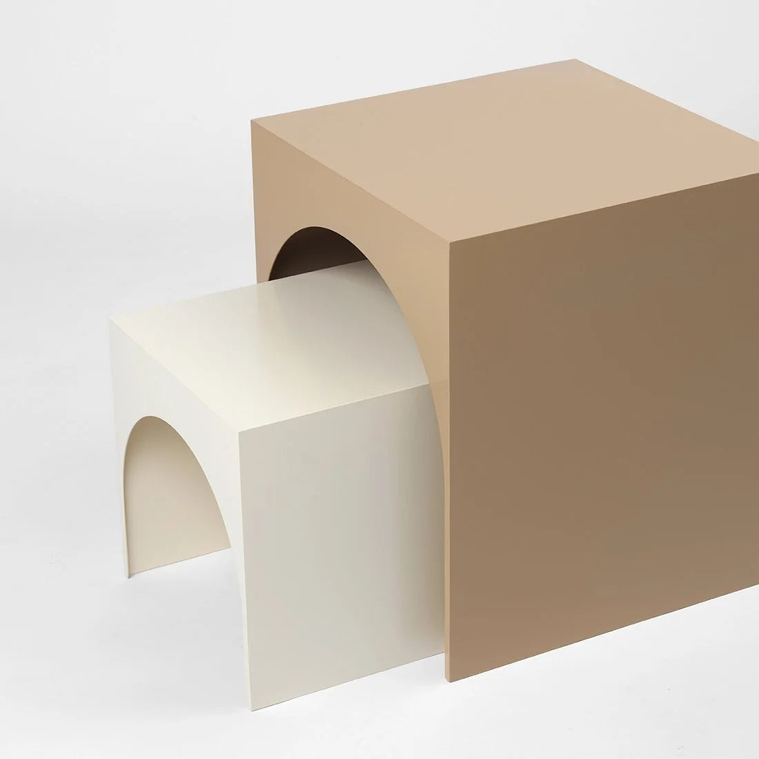 Kristina Dam – Arch Table L