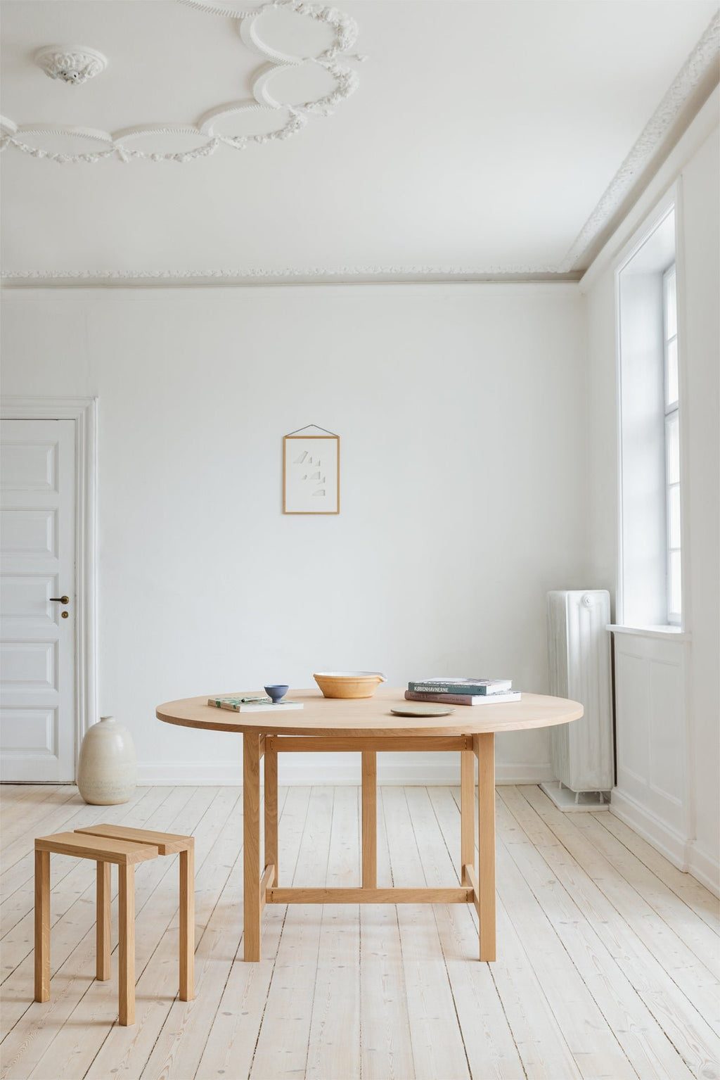 MOEBE – Round Dining Table