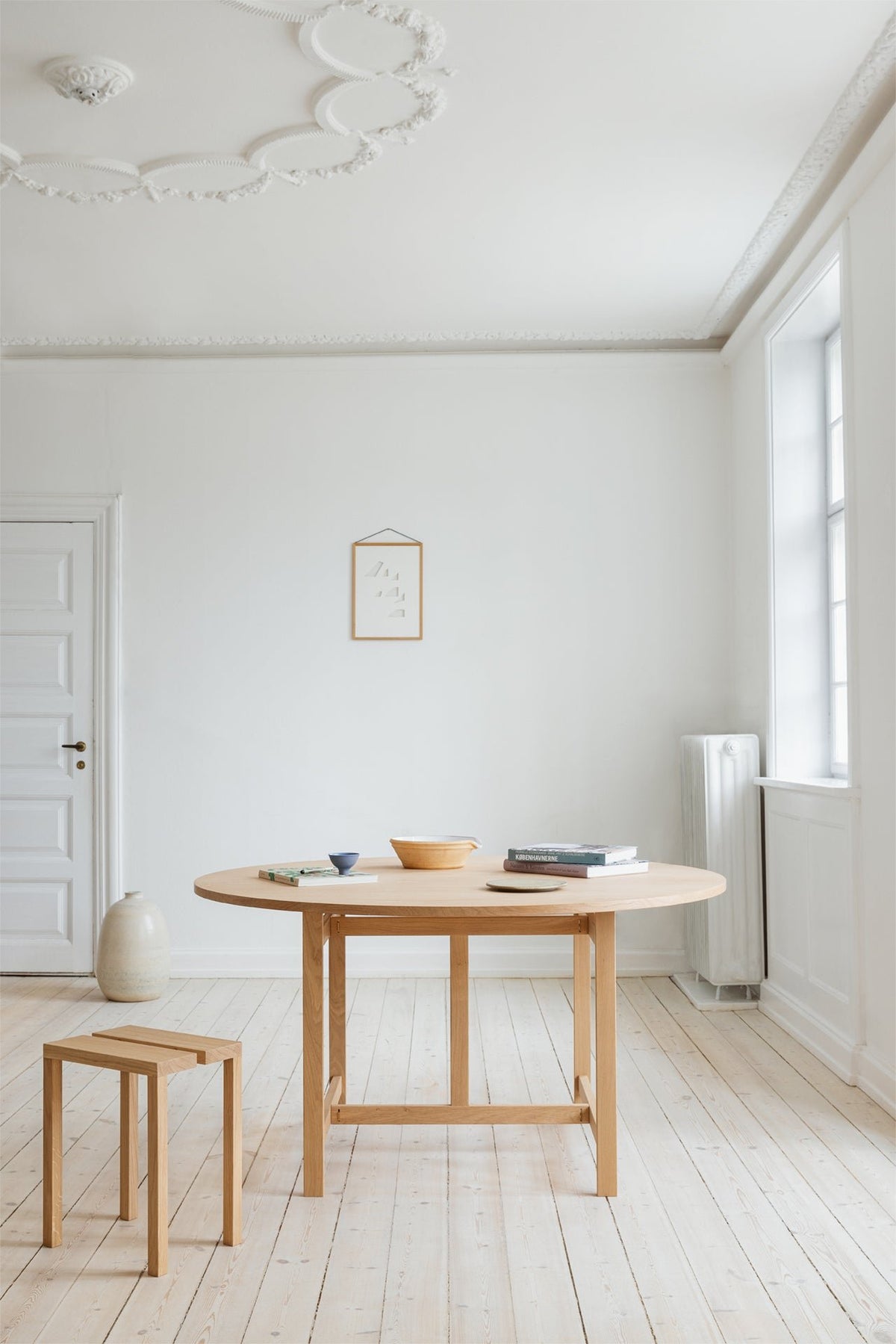 MOEBE – Round Dining Table