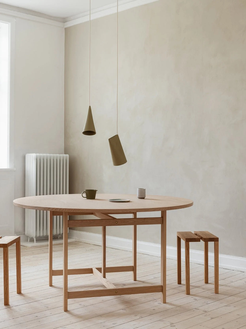 MOEBE – Round Dining Table