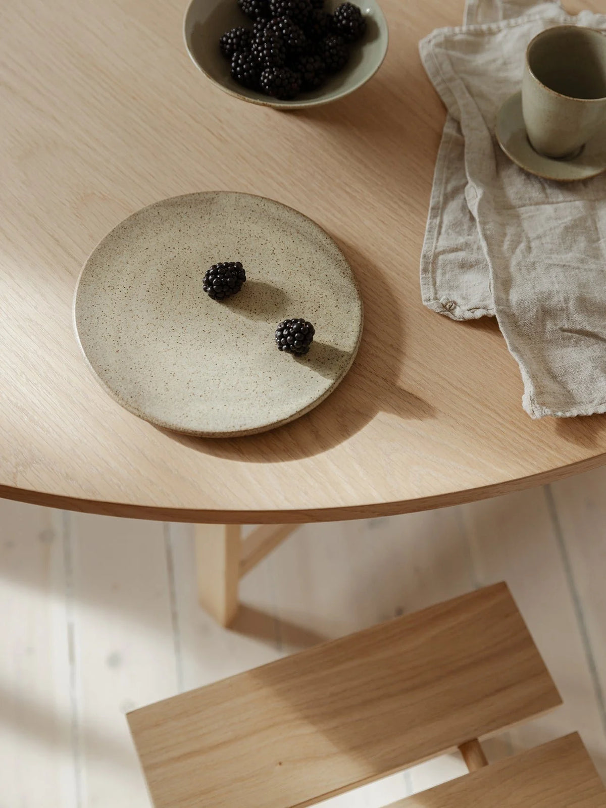 MOEBE – Round Dining Table