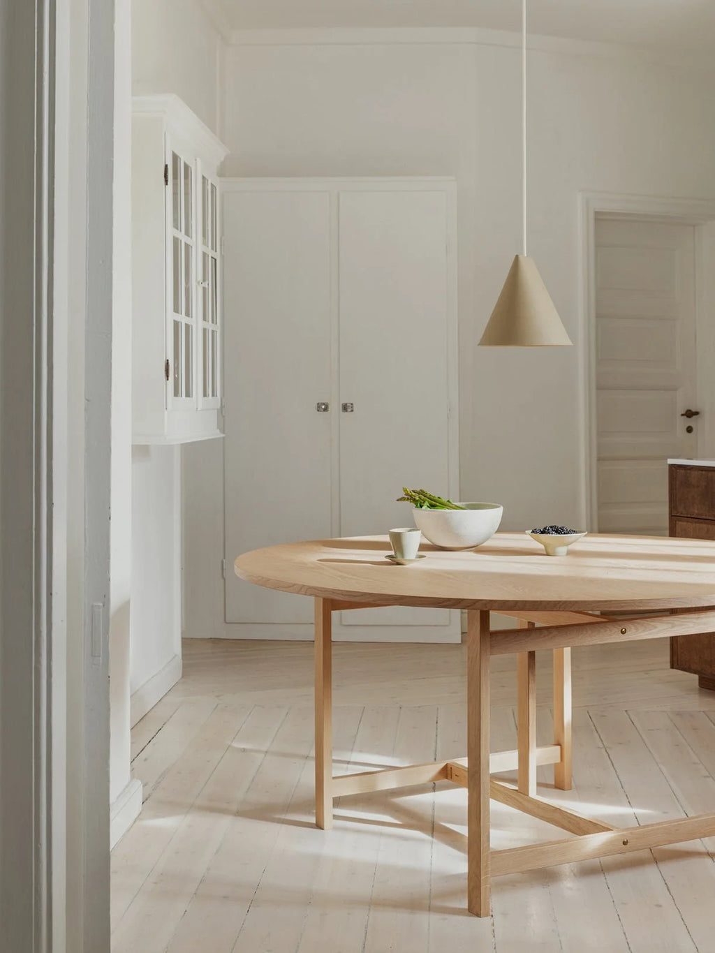 MOEBE – Round Dining Table